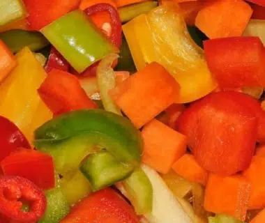 Petits dés de légumes colorés (tomates, concombres, etc)